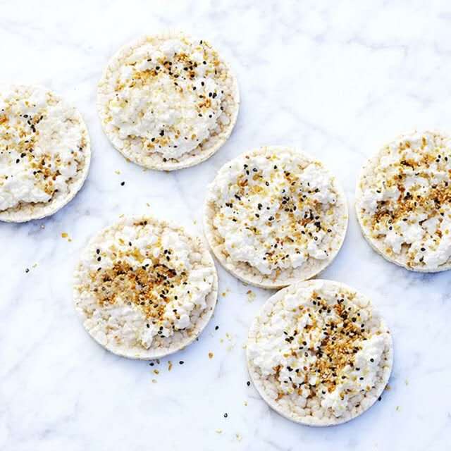Rice crackers with cheese